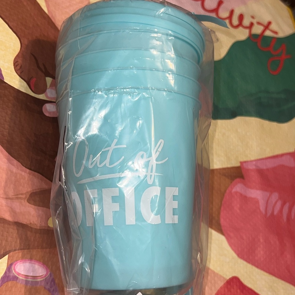 New True-living “Out of OFFICE” 4PK Cups with Lids & Straws Plastic 14 fl oz